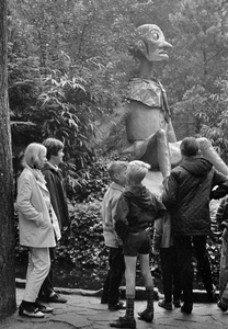 126969 Afbeelding van enkele Utrechtse kinderen bij Langnek in het sprookjespark De Efteling te Kaatsheuvel.
